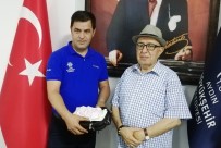 VATANDAŞLıK - Otobüste Bulduğu 13 Bin Lira Ve 50 Yıllık Fotoğrafları Gurbetçiye Geri Ulaştırdı