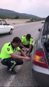 (Özel) Yolda Kalan Sürücünün İmdadına Trafik Polisleri Yetişti