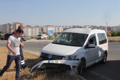 Virajı Alamayan Otomobil Refüje Çarptı Açıklaması 3 Yaralı
