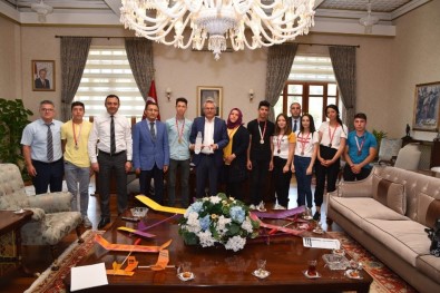 Yaptıkları Model Uçağı Vali Deniz'e Hediye Ettiler