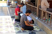 DİLENCİ OPERASYONU - Zabıtayı Görünce Namaza Duran Dilenci, Selamı Verdikten Sonra Topukladı