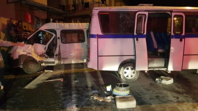 Alaşehir'de İşçi Minibüsünün Freni Patladı Açıklaması 13 Yaralı