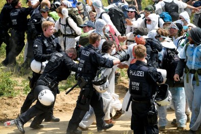 Almanya'da Binlerce Kişi Çevre İçin Eylem Yaptı