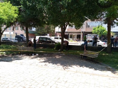 Diyarbakır'da Parkta Oturan 2 Kişiye Silahlı Saldır Açıklaması 1'İ Ağır 2 Yaralı