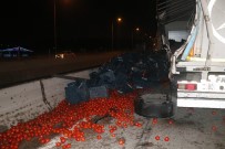 Domates Yüklü Tır Devrildi, Tonlarca Domates Köprü Üzerinden Kafenin Üzerine Düştü