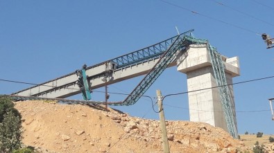 Siirt'te Köprü Yapımında Kullanılan Vinç Devrildi Açıklaması 1 Yaralı