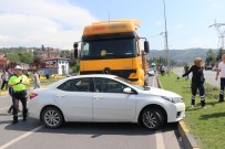 ŞERİT İHLALİ - Tırın Çarptığı Otomobil Metrelerce Sürüklendi