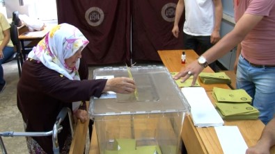 71 Yaşındaki Kadın Oy Kullanmaya Yürüteç İle Geldi
