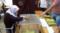 VATANDAŞLıK - 71 Yaşındaki Kadın Oy Kullanmaya Yürüteç İle Geldi