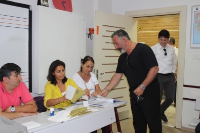 Cem Yılmaz 'Hadi Eyvallah' Diyerek Oy Zarfıyla Kapıya Yöneldi