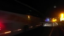 GAZ MASKESİ - Düzce'de Hidroklorik Asit Yüklü Tanker Kaza Yaptı Yol Kapatıldı