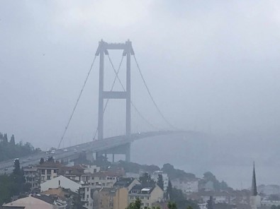 İstanbul Boğazı'ndaki Köprüler Sis Nedeniyle Adeta Kayboldu