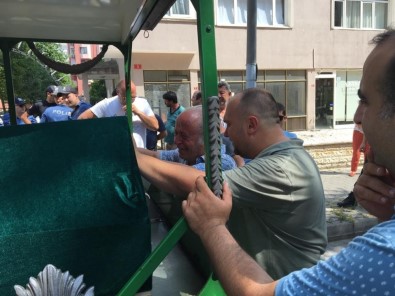Kadıköy'de Hayatını Kaybeden Çiftin Akrabaları Cenaze Aracının Başında Gözyaşlarına Boğuldu