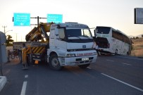 YOLCU OTOBÜSÜ - Malatya'da Korkutan Kaza Ucuz Atlatıldı