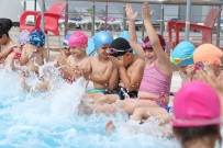 Okullar Kapandı, Havuz Keyfi Başladı