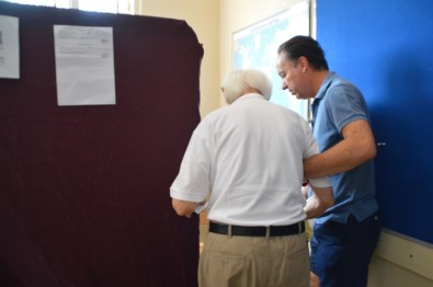 (ÖZEL) 96 Yaşındaki Emekli Albay, Bastonu İle Oy Kullanmaya Gitti