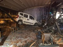 Başkent'te Kadın Sürücü Otomobiliyle Kafeye Girdi Açıklaması 1 Yaralı