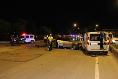 Otomobil, Sivil Polis Aracına Çarptı Açıklaması 2 Polis Yaralandı