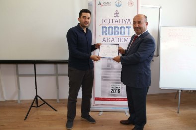 Robot Akademisi'nde Sertifika Töreni