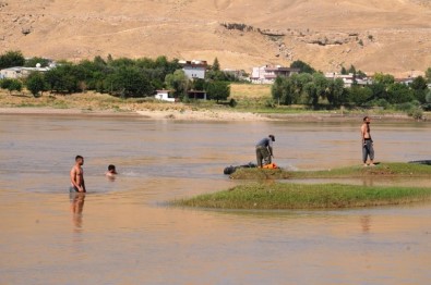 Serinlemek İçin Dicle Nehri'ne Giren 20 Yaşındaki Genç Suda Kayboldu