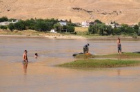 FAIK ARıCAN - Serinlemek İçin Dicle Nehri'ne Giren 20 Yaşındaki Genç Suda Kayboldu