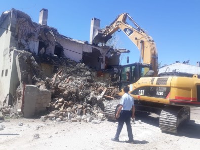 Tuşba'da Metruk Yapıların Yıkımı Sürüyor
