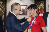 ALİ FUAT ATİK - Vali Atik Siirtli Güreşçileri Makamında Kabul Etti