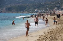 CENNET - Alanya'da Aşırı Sıcaktan Bunalan Tatilciler Sahile Akın Etti