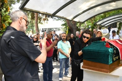 Enis Foforoğlu'nun Cenazesinde Hamdi Alkan İle Eşinin Tartışılan Fotoğrafı