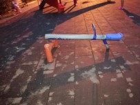 VATANDAŞLıK - İzmir'de Hayrete Düşüren Olay Açıklaması Çöp Konteyneri Çalındı, Oyun Grupları Yakıldı