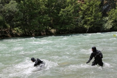 JAK Timleri, Otobüsün Çarparak Munzur'a Düşürdüğü Kayıp Genç Adamı Arıyor