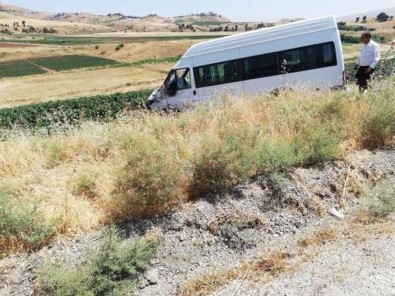 Minibüs İle Otomobil Çarpıştı Açıklaması 1'İ Ağır 10 Yaralı