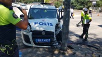 MİTHAT PAŞA - Polis Otosu İle Otomobil Çarpıştı Açıklaması Biri Polis 2 Hafif Yaralı