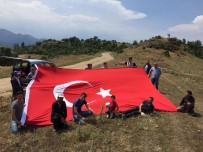 GÜNLÜCE - Şehitlik Etrafına 5 Dev Türk Bayrağı Diktiler
