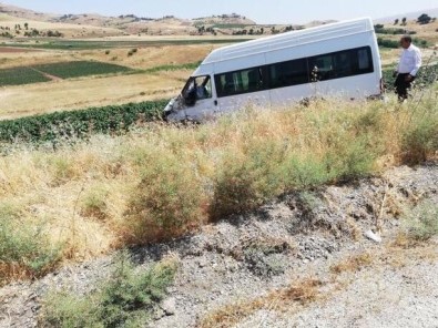 Siirt'te Minibüs İle Otomobil Çarpıştı Açıklaması 1'İ Ağır 10 Yaralı