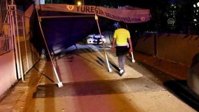 Adana'da Polisin 'Dur' İkazına Uymayan Sürücü Taziye Çadırına Çarptı