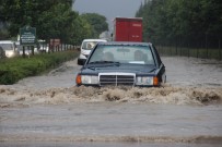 AĞIR VASITA - Eskişehir'de Sağanak Yağış Sonucu Yollar Göle Döndü