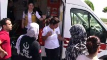 MAHMUT ÖZTÜRK - Hasta Taşıyan Ambulans Hafif Ticari Araçla Çarpıştı Açıklaması 4 Yaralı