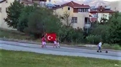 Miniklerin Türk Bayrağı İle Duygulandıran O Anları