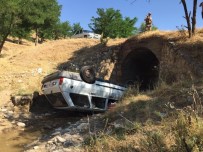 KADIR BOZKURT - Otomobil Köprüden Dereye Uçtu Açıklaması 4 Yaralı