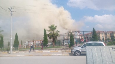 Sakarya'da Çatı Yangını Paniğe Neden Oldu