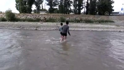 Sıcaklardan Bunalan Çocuklar Soluğu Nehir Ve Derelerde Aldı