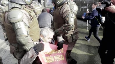Şili'de İlk Ayını Dolduran Öğretmen Eyleminde Profesörlere Gözaltı