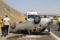 RECEP YıLDıRıM - Tekeri Patlayan Otomobil Takla Attı Açıklaması 8 Yaralı