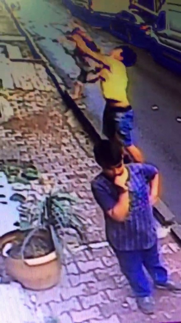 Pencereden düşen bebeği havada yakaladı