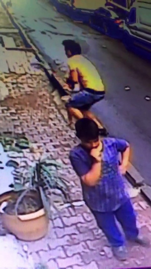 Pencereden düşen bebeği havada yakaladı