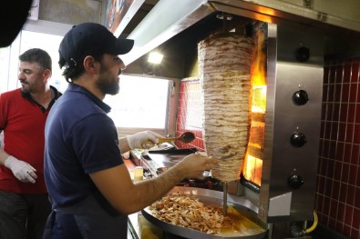 Antalya'da Sıcak Hava Çalışanları Vuruyor