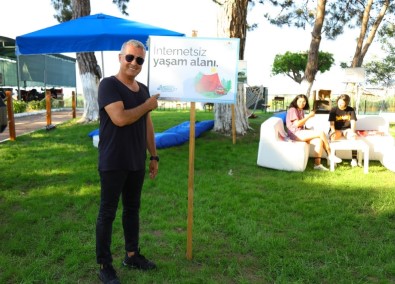 'Bu Alanda İnternet, Cep Telefonu Ve Tablet Kullanmak Yasaktır' Tabelalarını Gören Şok Oldu