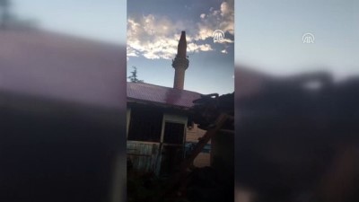 Erzurum'da Yıldırım İsabet Eden Minare Hasar Gördü