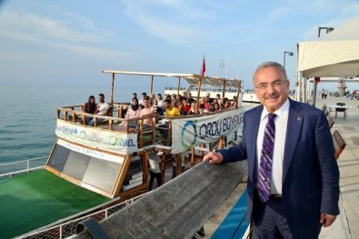 Gezinti Teknesinde Kahvaltı Keyfi